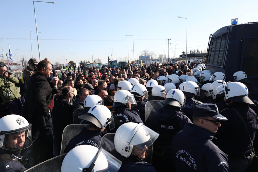 Λάρισα: Ένταση μεταξύ αγροτών και αστυνομικών – Zητούν να ανέβουν στην Εθνική Οδό (Βίντεο)