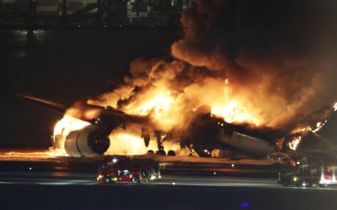 Τόκιο: Πέντε νεκροί από το μικρό αεροσκάφος της ακτοφυλακής λόγω της σύγκρουσης  στο αεροδρόμιο — Παρανάλωμα τα δύο  αεροσκάφη