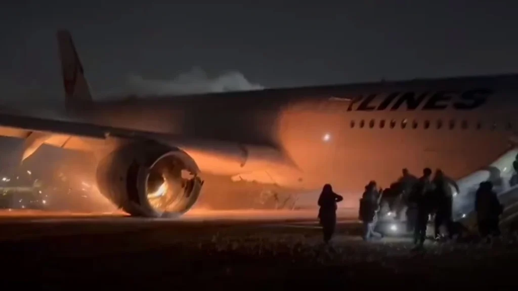 Ιαπωνία: Συγκλονιστικές σκηνές από τη διάσωση των 379 που βγήκαν ζωντανοί από το φλεγόμενο αεροπλάνο – Βίντεο