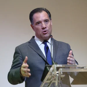 Άδωνις Γεωργιάδης για Καρυστιανού: Δεν παραιτήθηκε, την παραίτησαν – Ψεύδεται για τον Καραχάλιο