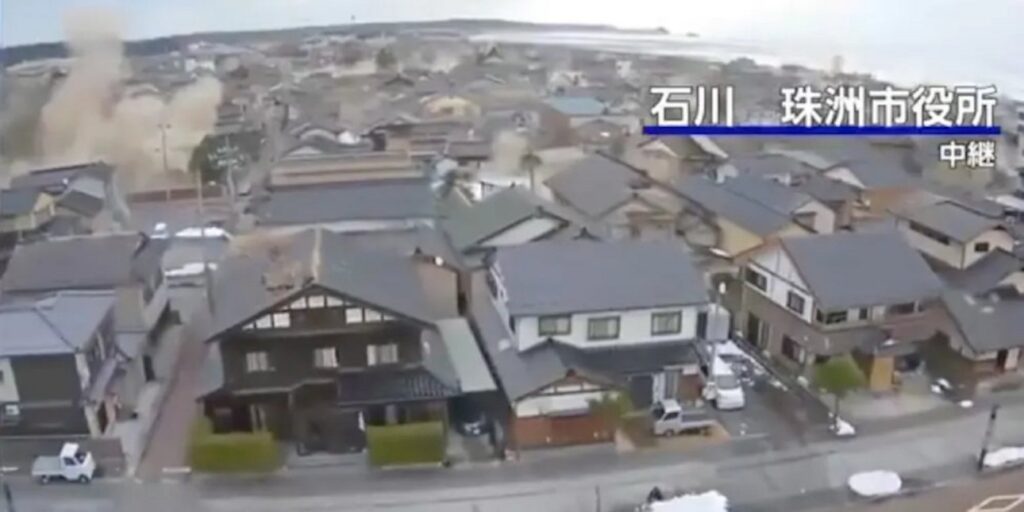 Σεισμός στην Iαπωνία: 7,4 Ρίχτερ προκάλεσαν μεγάλες ζημιές σε σπίτια και δρόμους – Προειδοποίηση για τσουνάμι 5 μέτρων (video)