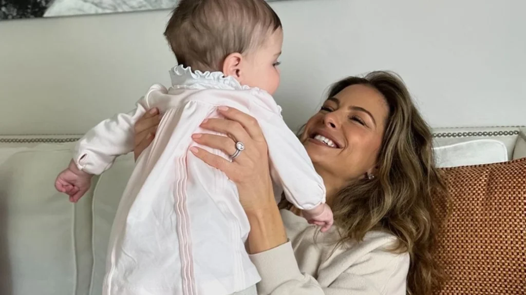 Μαρία Μενούνος: Χορεύει με την 6 μηνών κόρη της και αποθεώνει τον Κωνσταντίνο Αργυρό – Δείτε το βίντεο