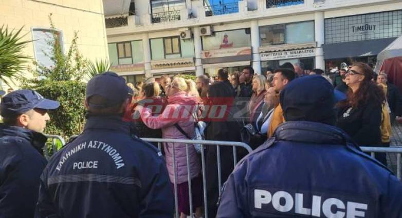 Mεσολόγγι: Σε κλοιό συγγενών του Μπάμπη τα δικαστήρια όπου απολογείται ο κρεοπώλης – «Που είναι ο Μπάμπης» φωνάζουν