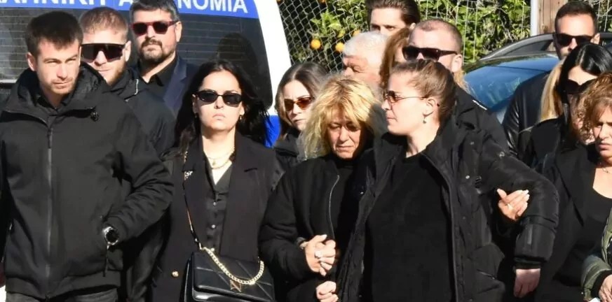 Μεσολόγγι: Σε κλίμα οδύνης η κηδεία του Μπάμπη Κούτσικου – «Αχ παιδάκι μου», ο σπαραγμός της μητέρας