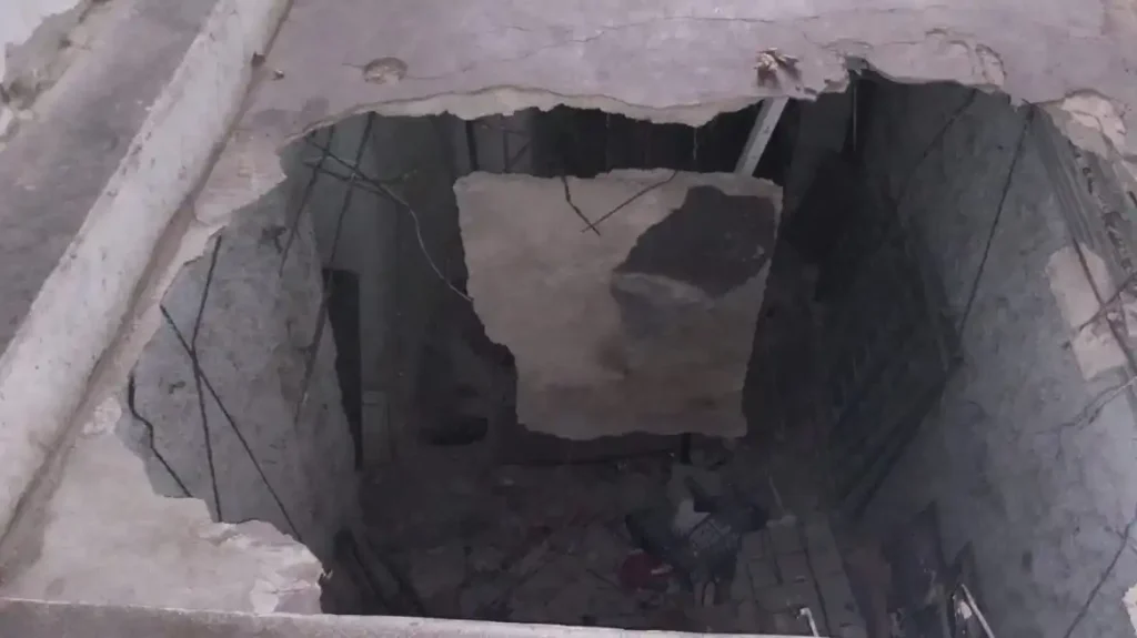 Σοκάρουν οι εικόνες από την τρύπα που άνοιξε σε  στοά και «κατάπιε» τους 2 19χρονους – «Απο θαύμα δεν είχαμε νεκρούς» (video)