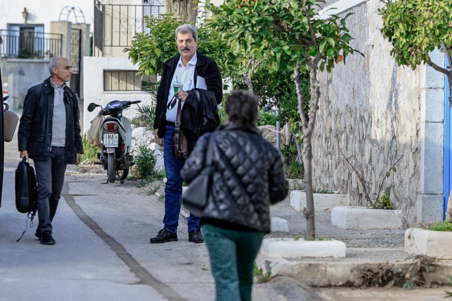 Πολάκης: «Μπράβο Γιώργο» λέει στον Νταλάρα για την επίθεση  του σε δημοσιογράφους