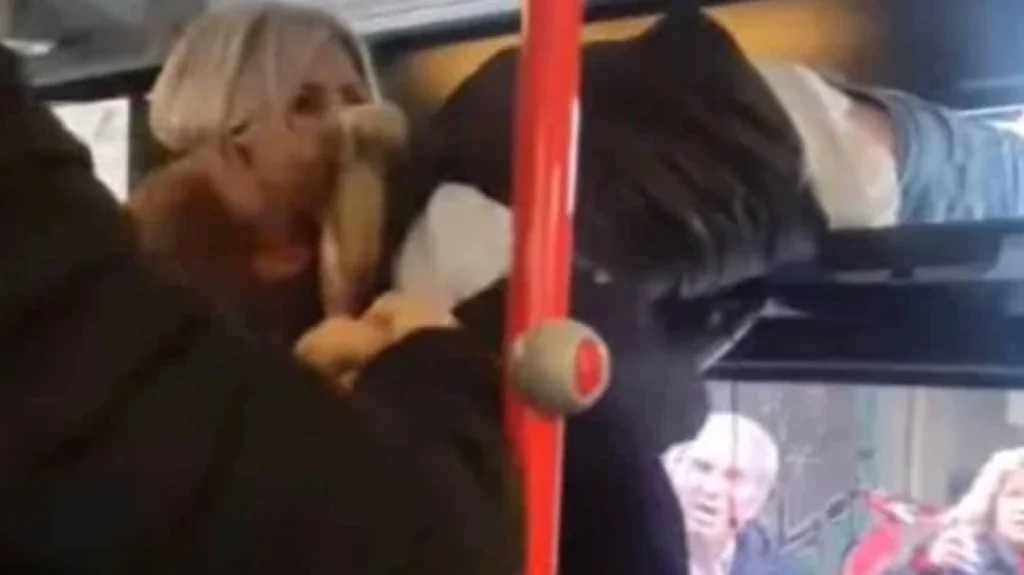 Θεσσαλονίκη: Απίστευτο βίντεο με  γυναίκα που έκλεβε πορτοφόλια σε λεωφορείο – Σφήνωσε στο παράθυρο ενώ προσπαθούσε να διαφύγει