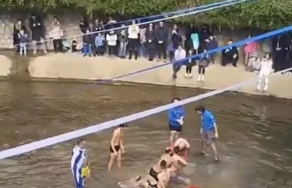 Tα παράδοξα των Θεοφανείων: Στα Τρίκαλα πιάστηκαν στα χέρια για τον Σταυρό – Στο Ηράκλειο τον Σταυρό έπιασε 8χρονος (εικόνες&βίντεο)