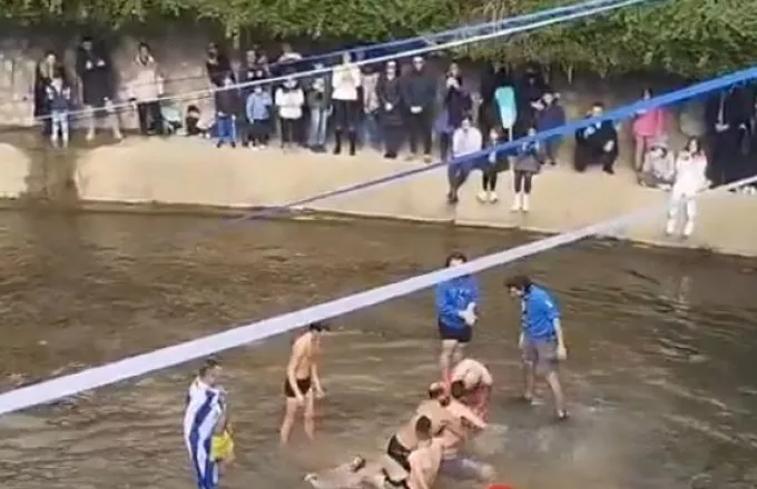 Tα παράδοξα των Θεοφανείων: Στα Τρίκαλα πιάστηκαν στα χέρια για τον Σταυρό – Στο Ηράκλειο τον Σταυρό έπιασε 8χρονος (εικόνες&βίντεο)