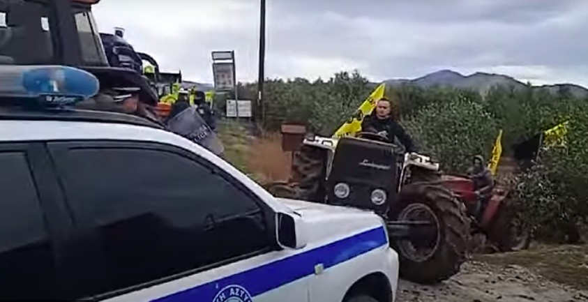 Αταλάντη: Αγρότες έκλεισαν με τα τρακτέρ τους την Εθνική Οδό (Βίντεο)