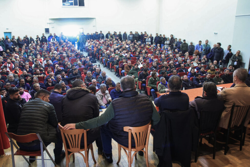 Συνεδριάζουν στη Λάρισα  οι αγρότες – Η κυβέρνηση λέει «ναι» στο διάλογο αλλά με ανοιχτούς δρόμους