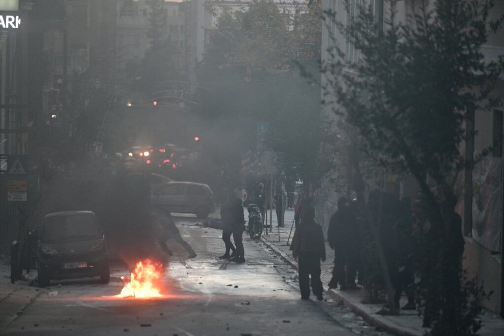 Επεισόδια από κουκουλοφόρους με μολότοφ και καμένους κάδους έξω από τη Νομική (εικόνες&βίντεο)