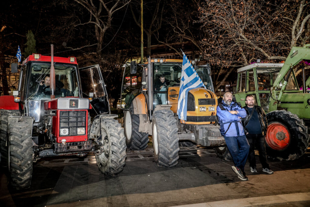 Στα μπλόκα οι αγρότες: Στη Νίκαια της Λάρισας η πανελλαδική σύσκεψη για την στάση τους – Δεν υπάρχουν άλλα δημοσιονομικά περιθώρια, λέει η κυβέρνηση