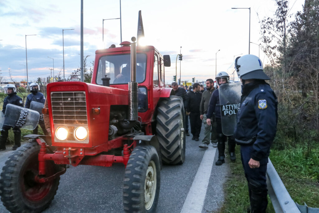 Αγρότες – Λάρισα:  Συνεδριάζουν στη Νίκαια για το μέλλον των κινητοποιήσεων – Κλείνουν τελωνεία, εξετάζουν κάθοδο στην Αθήνα