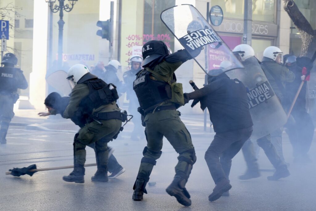 Θεσσαλονίκη: Επεισόδια με πέτρες και χημικά στο ΑΠΘ – Τα ΜΑΤ μπήκαν στο χώρο του πανεπιστημίου (εικόνες&βίντεο)