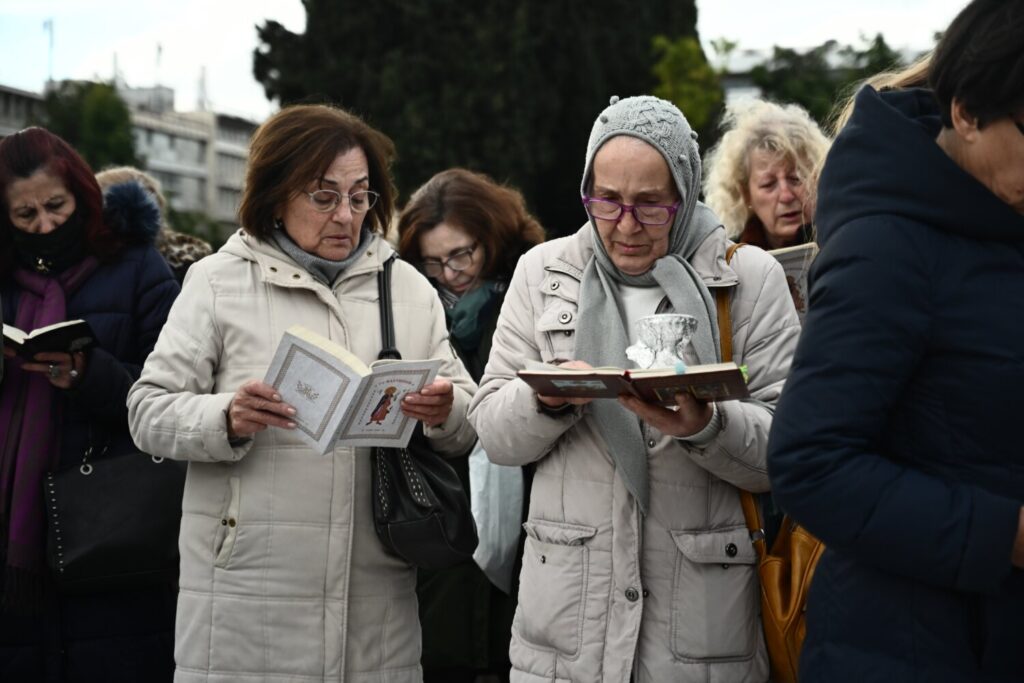 Συγκέντρωση στο Σύνταγμα: Με την Αγία Γραφή, εικόνες  και θυμιατά  διαμαρτύρονται κατά του νομοσχεδίου για τα ομόφυλα ζευγάρια – Εικόνες