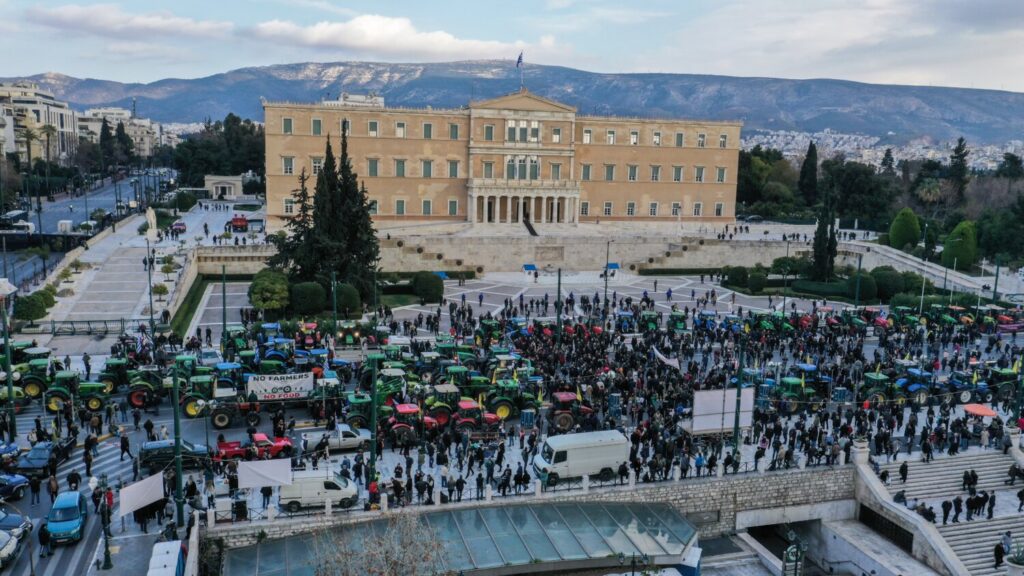 Έφτασαν στο Σύνταγμα οι αγρότες με τα τρακτέρ – Κλείνουν δρόμοι – Θερμή υποδοχή από πολίτες