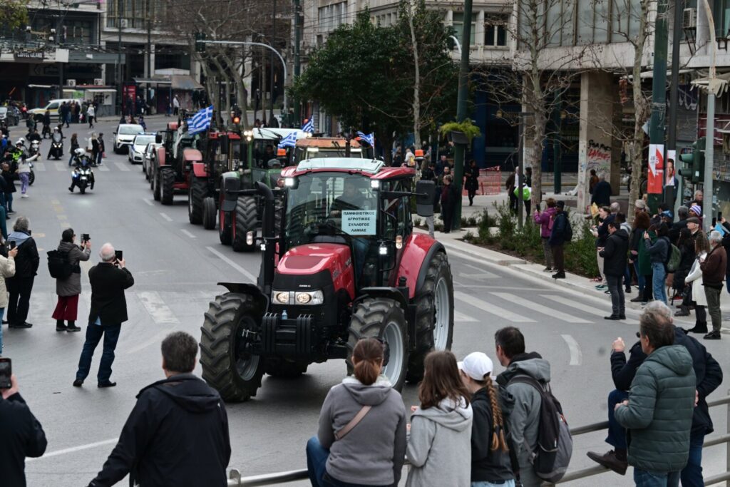 Αγρότες: Αποχωρούν από το Σύνταγμα – Απροσπέλαστο το κέντρο – Στα μπλόκα οι αποφάσεις για το μέλλον των κινητοποιήσεων