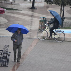 Καιρός – «Κόκκινος» συναγερμός :  Ισχυρές βροχές και καταιγίδες μέχρι το πρωί της Πέμπτης – Οι περιοχές που θα χτυπήσει η κακοκαιρία