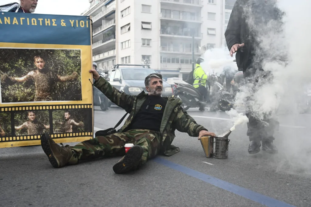 Στο Σύνταγμα οι μελισσοκόμοι διαδηλώνουν κρατώντας τα καπνιστήρια – Έκλεισε η λεωφόρος Αμαλίας (εικόνες&βίντεο)