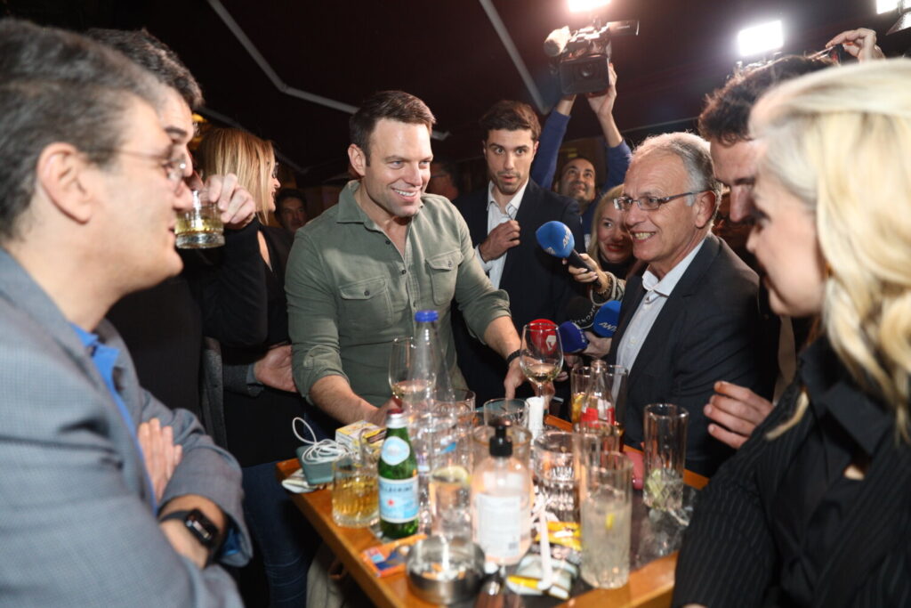 Κασσελάκης: Κάλεσε τους βουλευτές του ΣΥΡΙΖΑ για ποτό σε μπαρ στο κέντρο της Αθήνας μετά το Συνέδριο – Εικόνες