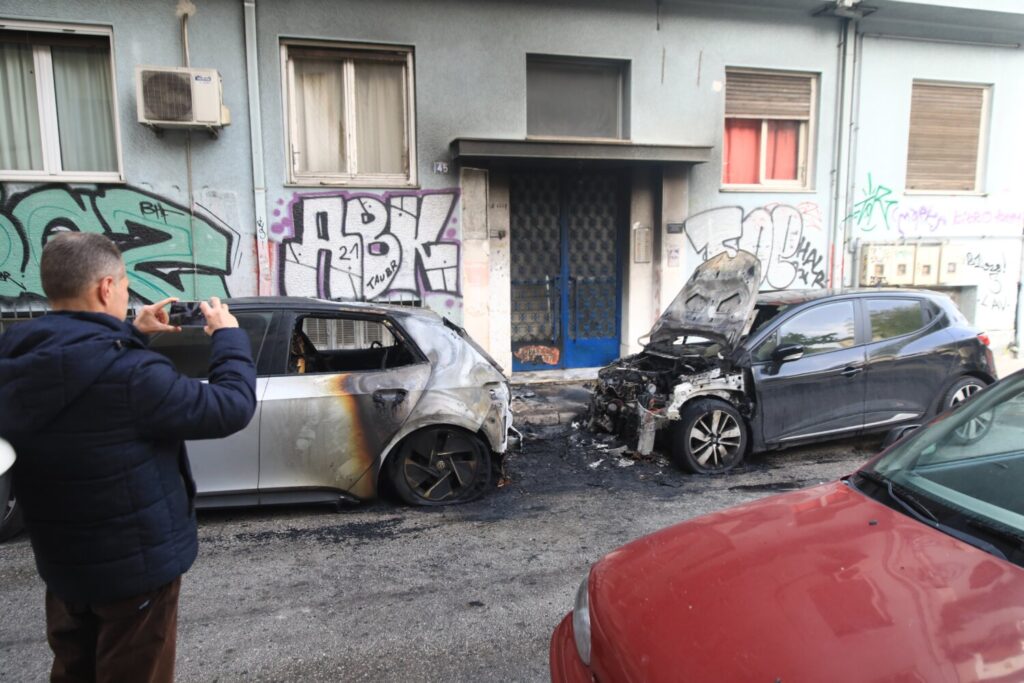 Εξάρχεια: Εμπρηστικές επιθέσεις – Κάηκαν 4 αυτοκίνητα – Αναζητείται ύποπτος πεζός (εικόνες)