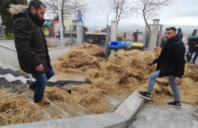 Αγρότες πέταξαν άχυρα έξω από το κτήριο της Περιφέρειας Δυτικής Μακεδονίας – Βίντεο