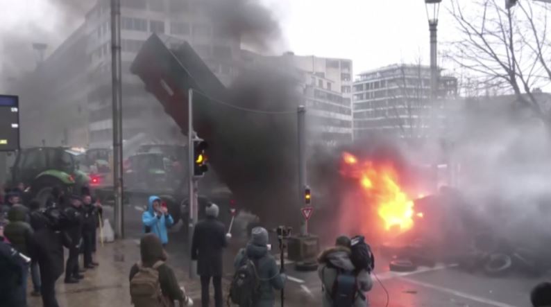 Βρυξέλλες: Φωτιές και οδοφράγματα στους δρόμους από τους αγρότες ενώ συνεδριάζουν οι υπουργοί Γεωργίας