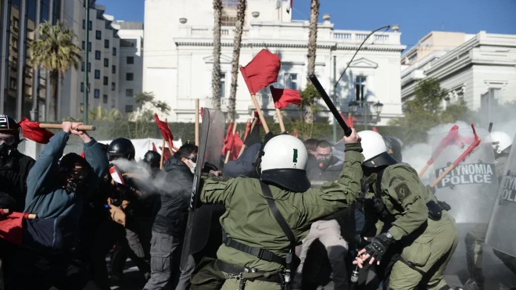 Επεισόδια και ένταση  στο πανεκπαιδευτικό συλλαλητήριο στην Αθήνα – Πεδίο μάχης το Πολυτεχνείο (Βίντεο)