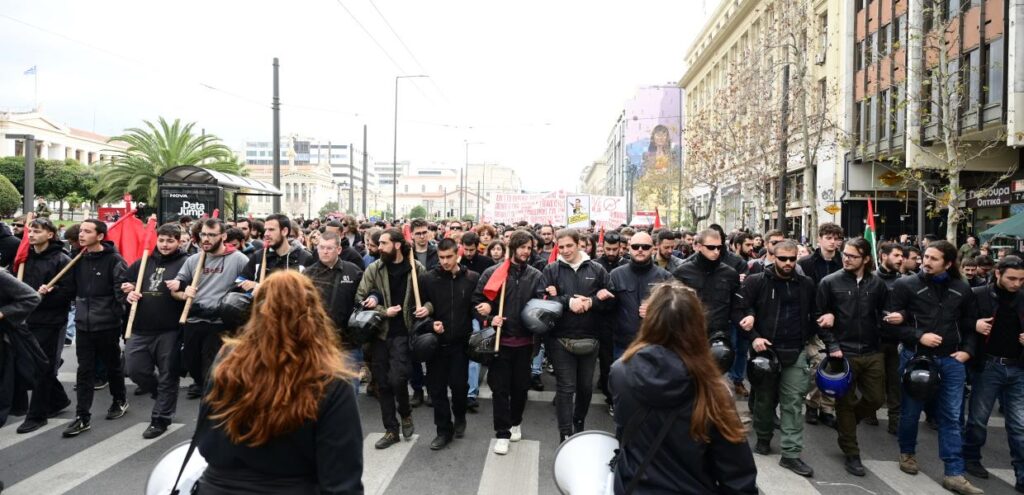 Μελισσοκόμοι, φοιτητές και υγειονομικοί διαδήλωσαν στο Σύνταγμα