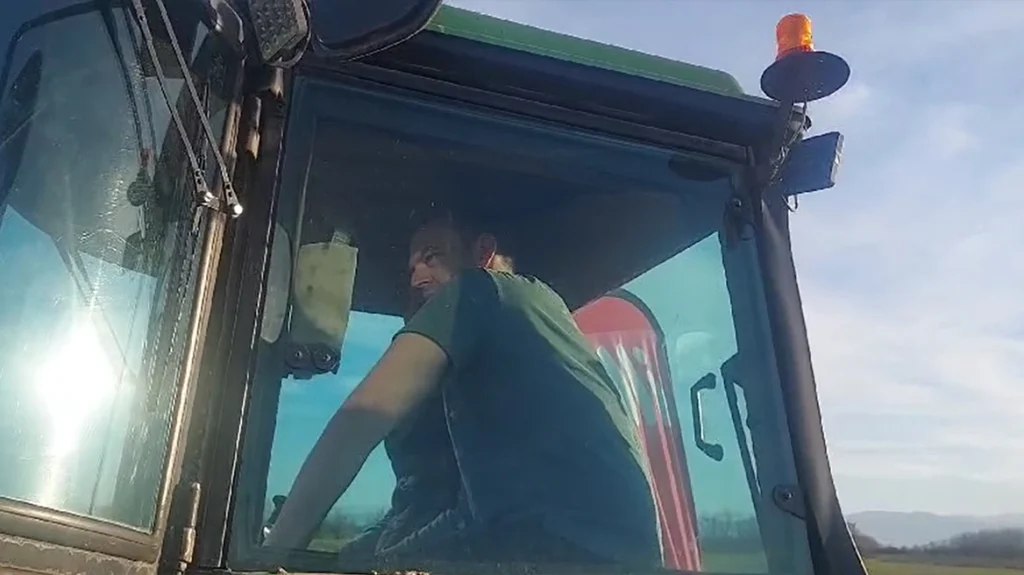 Ο Στέφανος Κασσελάκης στο μπλόκο των αγροτών στην Καρδίτσα – Ανέβηκε πάλι σε τρακτέρ