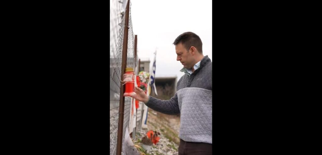 Στέφανος Κασσελάκης:  Στον τόπο της τραγωδίας στα Τέμπη – Το λουλούδι και η υπόσχεση που έδωσε (video)