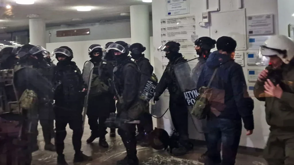 Θεσσαλονίκη: Επέμβαση των ΜΑΤ και των ΕΚΑΜ για να εκκενωθεί η κατάληψη στην Πρυτανεία του ΑΠΘ – Δείτε βίντεο