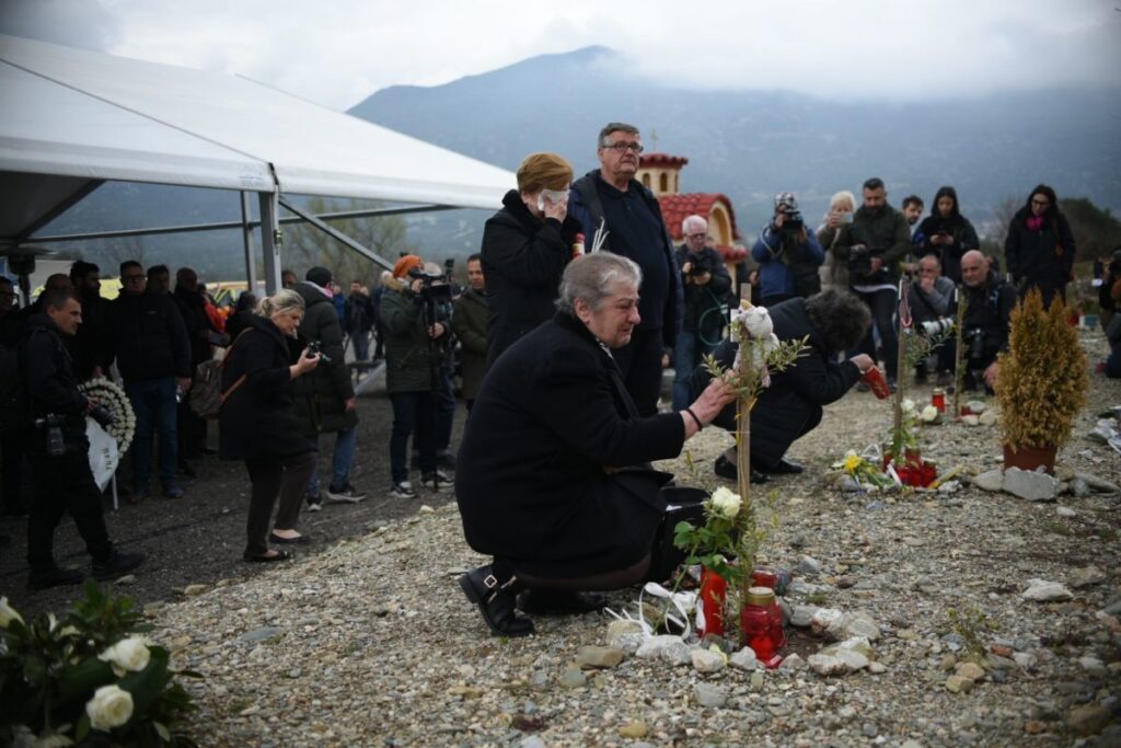 Τραγωδία στα Τέμπη: Ραγίζουν καρδιές στο μνημόσυνο για τα θύματα – «Δεν το πιστεύω ότι δε θα σε ξαναδώ» (βίντεο)