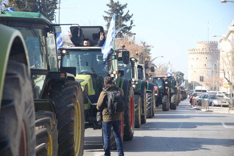 Αγρότες: Επιστρέφουν σταδιακά στα μπλόκα – Κρίσιμη μέρα η Τρίτη για τις κινητοποιήσεις τους