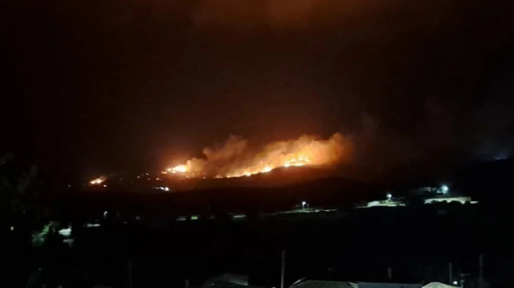 Μεγάλη φωτιά στη Ζάκυνθο: Πνέουν ισχυροί άνεμοι  και δυσκολεύουν το έργο της κατάσβεσης