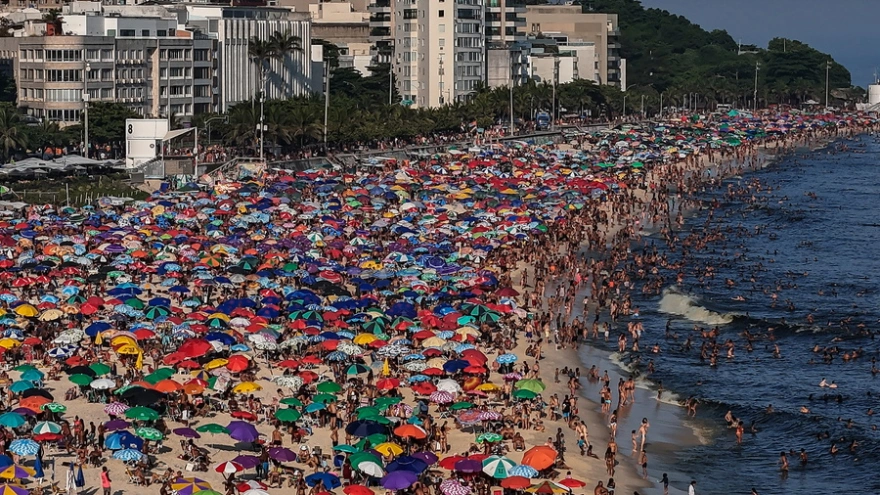 «Καίγεται» η Βραζιλία από τον καύσωνα: Στους 62,3 βαθμούς Κελσίου η αισθητή θερμοκρασία – Το αδιαχώρητο στις παραλίες