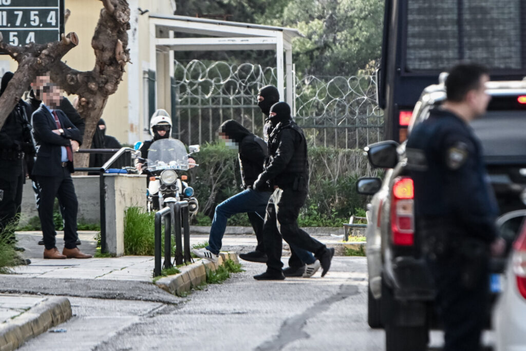 «Σύμπραξη Εκδίκησης»: Στον ανακριτή οι έξι συλληφθέντες για τη δράση τους σε τρομοκρατική οργάνωση