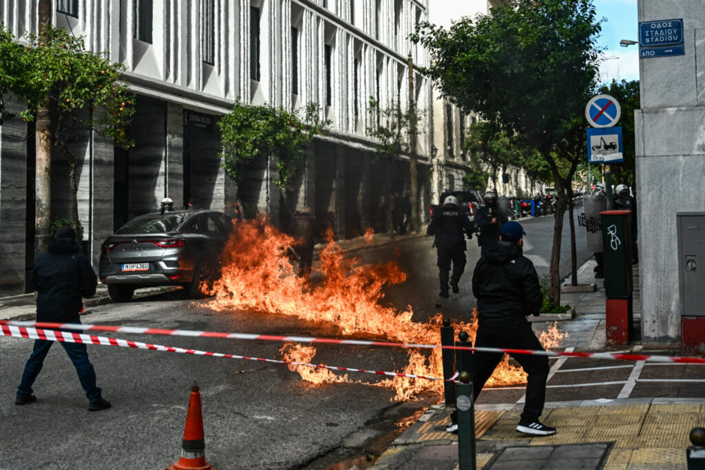 Πανεκπαιδευτικό συλλαλητήριο: Επεισόδια με φωτιές και χημικά στη Σταδίου