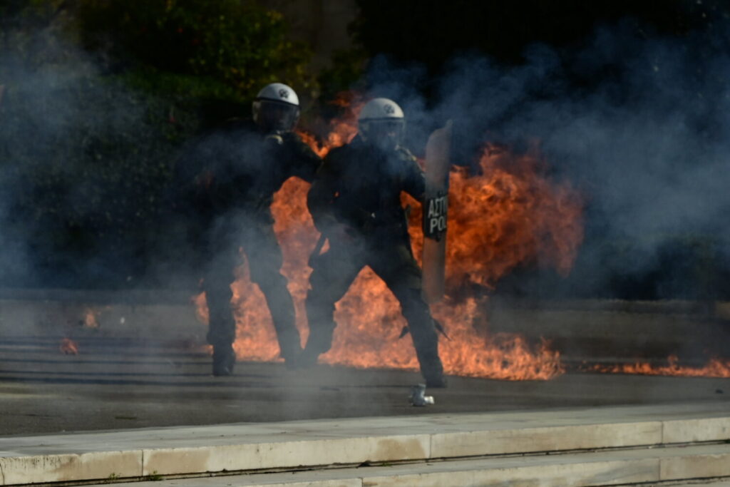 Νέος κύκλος επεισοδίων στο Σύνταγμα: Φωτιές και χημικά στην  πορεία  – 9 τραυματίες – Στη Βουλή παραμένουν οι διαδηλωτές (εικόνες)