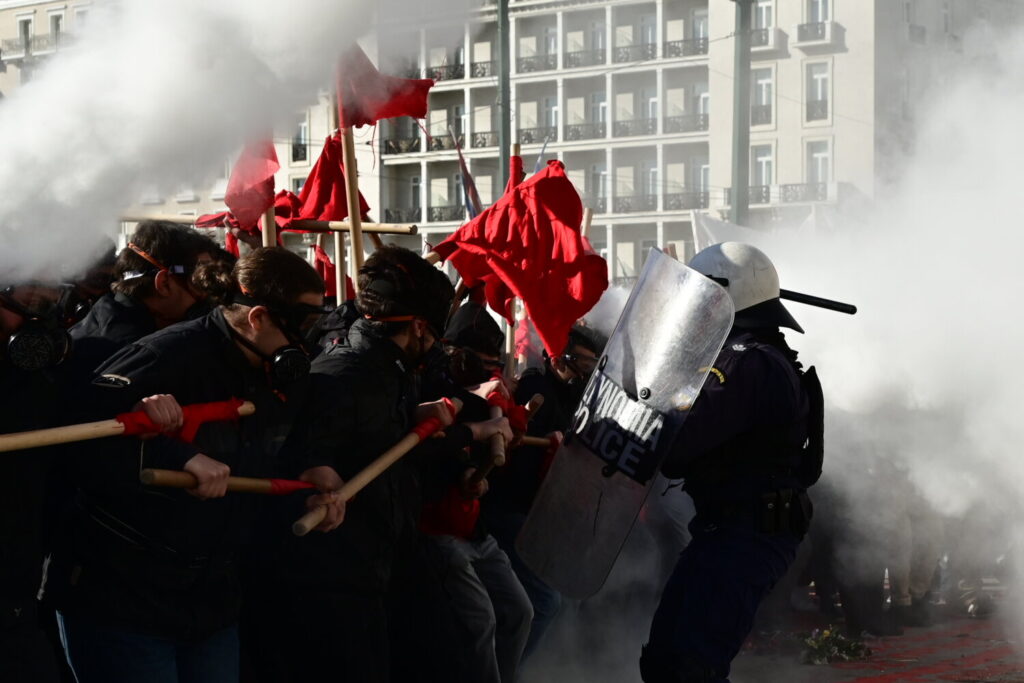 Πανεκπαιδευτικό συλλαλητήριο : 16 τραυματίες από τα επεισόδια, ανάμεσα τους και αστυνομικοί  – 3 συλλήψεις – Διατάχτηκε ΕΔΕ για υπερβολική χρήση βίας