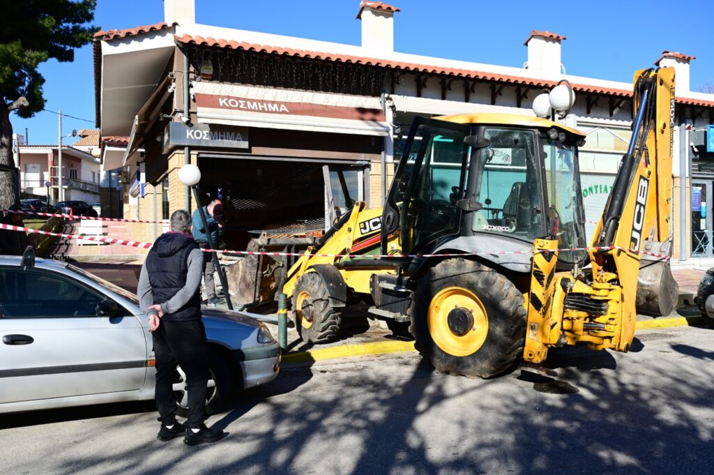 Καπανδρίτι: Κινηματογραφική ληστεία κοσμηματοπωλείου με …μπουλντόζα – Τι τους εμπόδισε και έφυγαν με άδεια χέρια