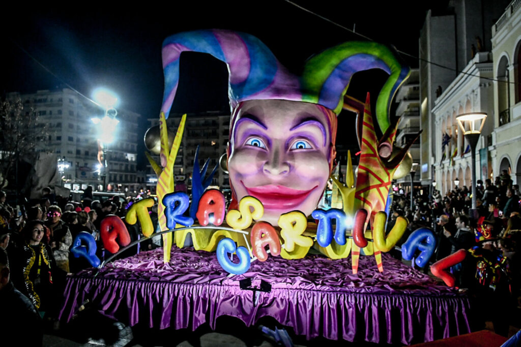 Πατρινό Καρναβάλι: Μάγεψε μικρούς και μεγάλους η φαντασμαγορική παρέλαση των αρμάτων (εικόνες&βίντεο)
