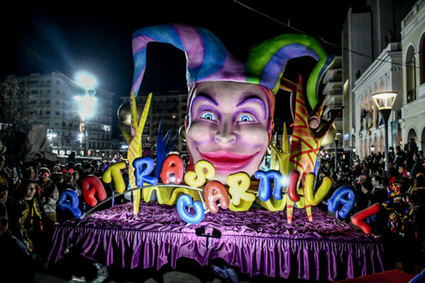 Πατρινό Καρναβάλι: Μάγεψε μικρούς και μεγάλους η φαντασμαγορική παρέλαση των αρμάτων (εικόνες&βίντεο)