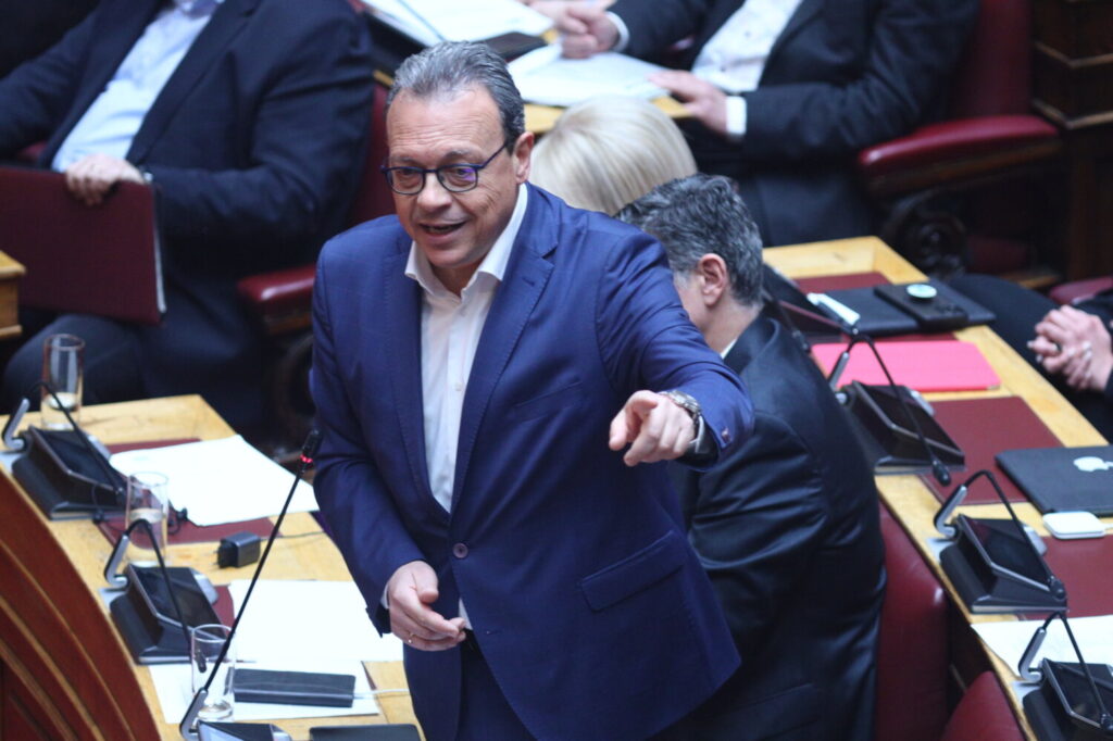 Φάμελλος για Τέμπη: Η απουσία Μητσοτάκη από τη Βουλή επιβεβαιώνει τη συγκάλυψη
