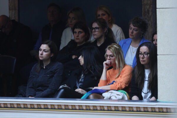 Τέμπη: Συγγενείς των θυμάτων και τραυματίες της τραγωδίας στα θεωρεία της Βουλής