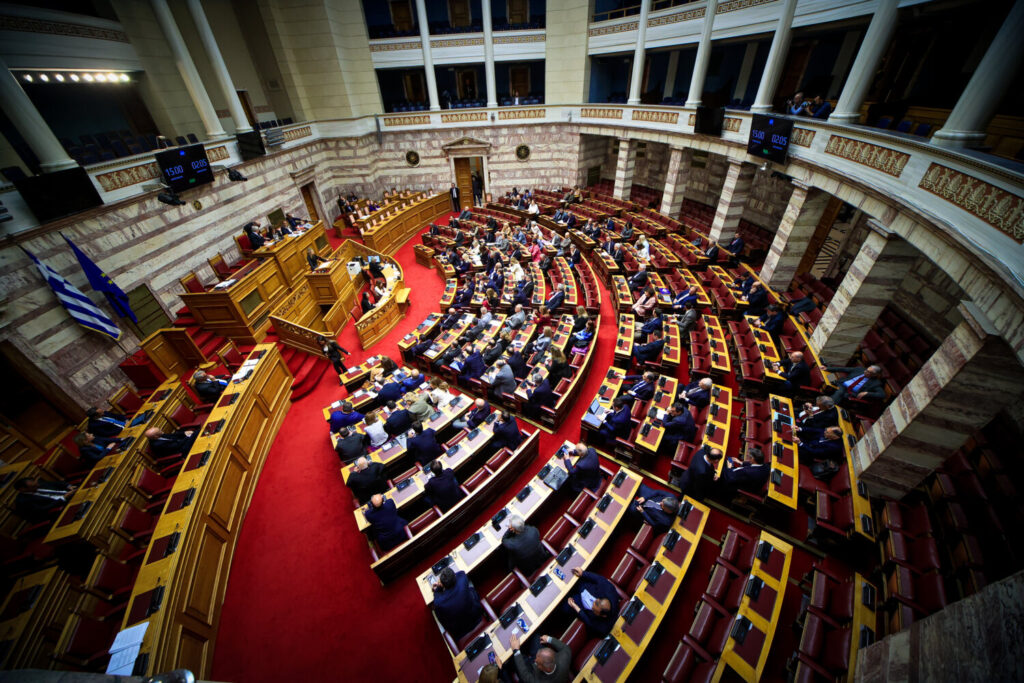 Βουλή: Ξεκίνησε σε “πολεμικό” κλίμα η συζήτηση για την πρόταση δυσπιστίας κατά της κυβέρνησης