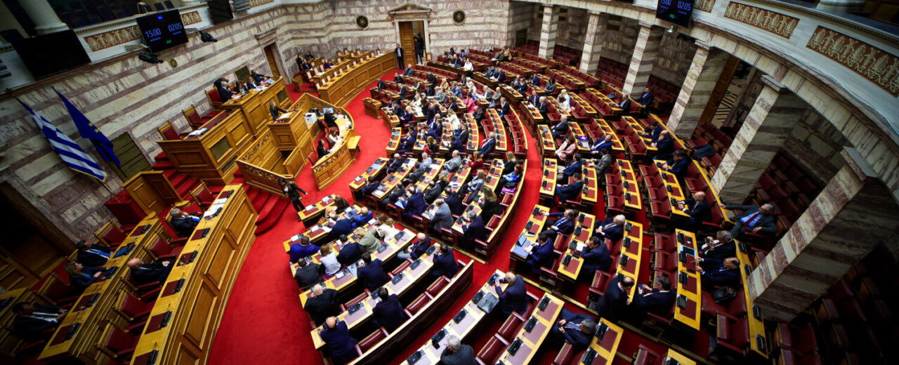 Βουλή: Απορρίφθηκε η πρόταση του ΠΑΣΟΚ για σύσταση εξεταστικής επιτροπής για τις υποκλοπές με 155 «όχι» – Ένταση και αποχώρηση της αντιπολίτευσης πλην της Πλεύσης Ελευθερίας