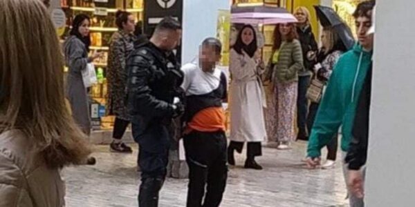 Ερμού: «Είναι πράκτορας»,  είπε ο δράστης που μαχαίρωσε τη νεαρή γυναίκα – Βίντεο από τη στιγμή της σύλληψης του