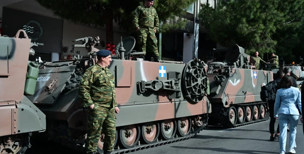 Πλήθος κόσμου, ένστολοι και άρματα στο κέντρο της Αθήνας για τη μεγάλη στρατιωτική παρέλαση για την 25η Μαρτίου – Δείτε  live